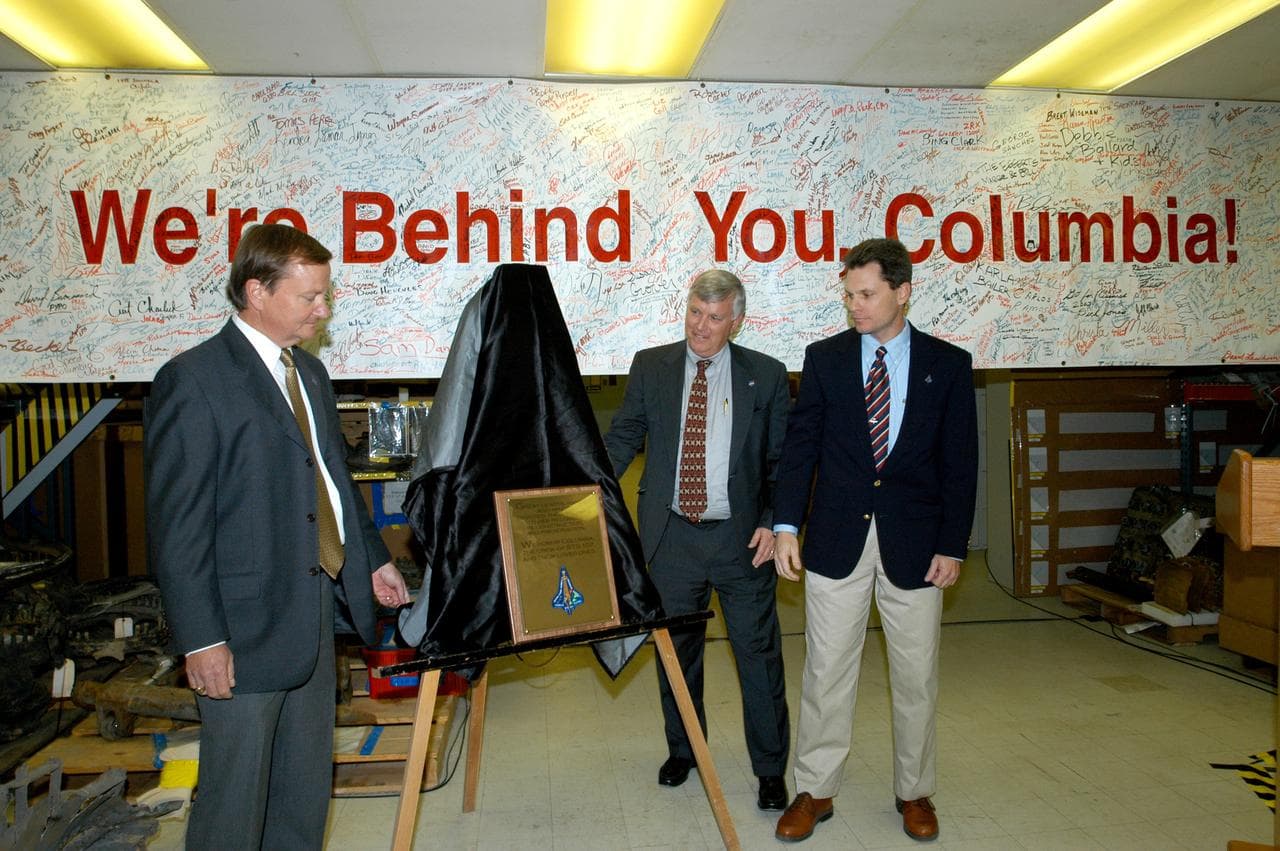 Debris trails from Space Shuttle Columbia during its break-up on re-entry, 1 February 2003