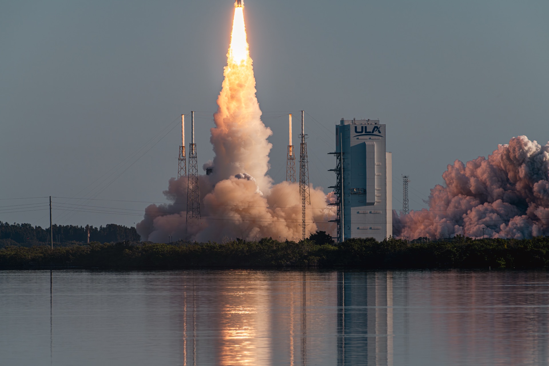 ULA Atlas V rocket carrying the Kuiper 3 mission lifts off from Cape Canaveral